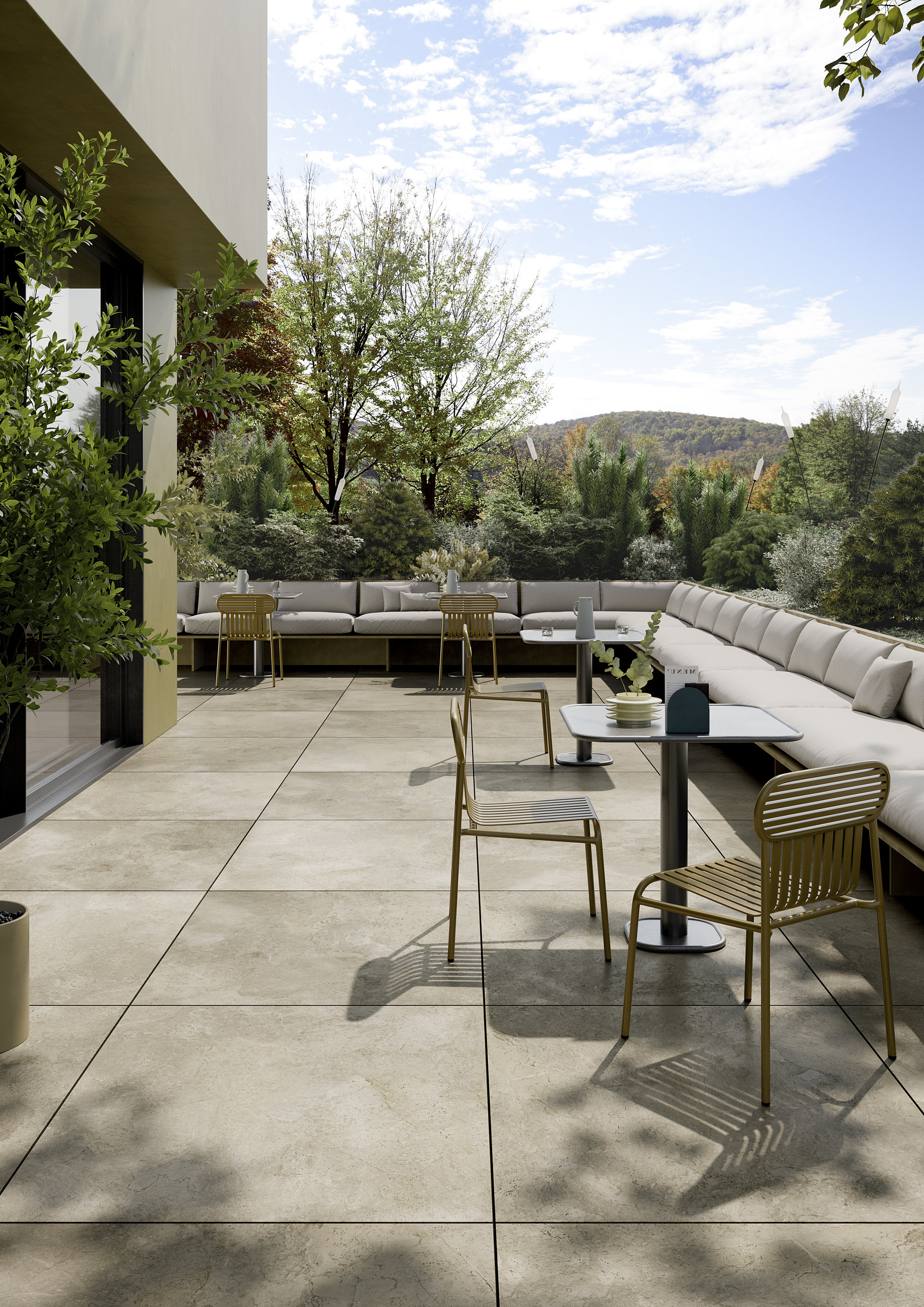 Grandes dalles extérieures claires sur terrasse moderne avec mobilier lounge et verdure.