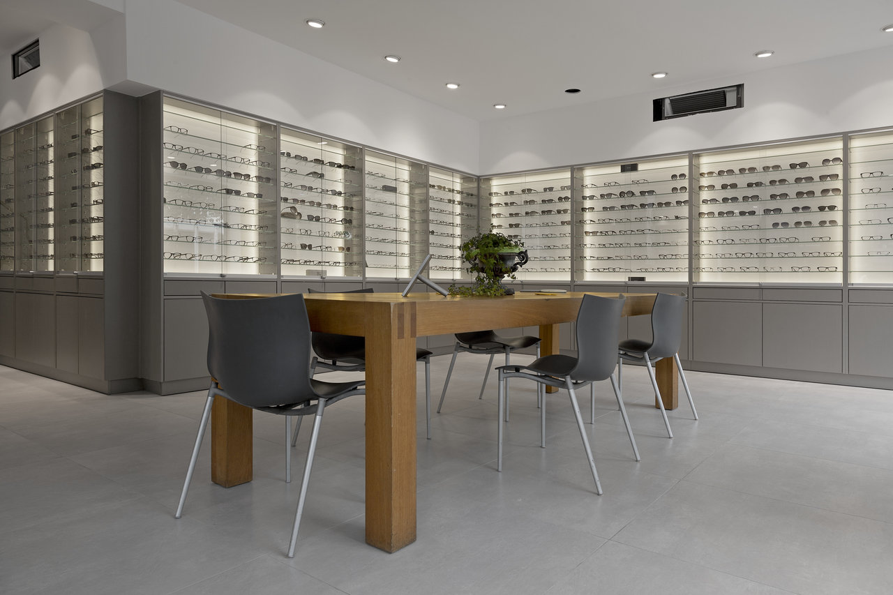 Dalles claires grand format pour un commerce moderne.
