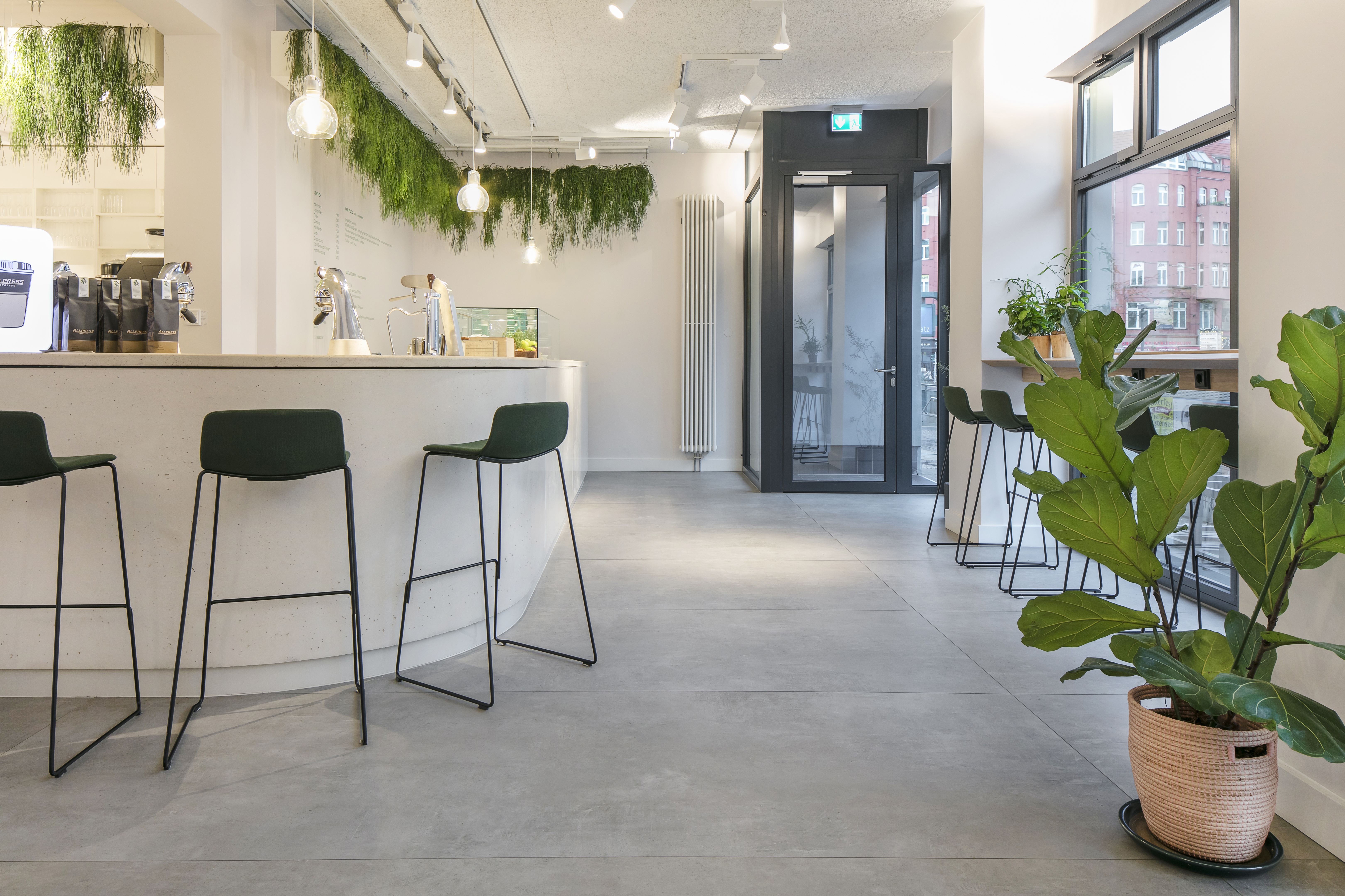 Intérieur lumineux et moderne avec carrelage grand format aspect béton.