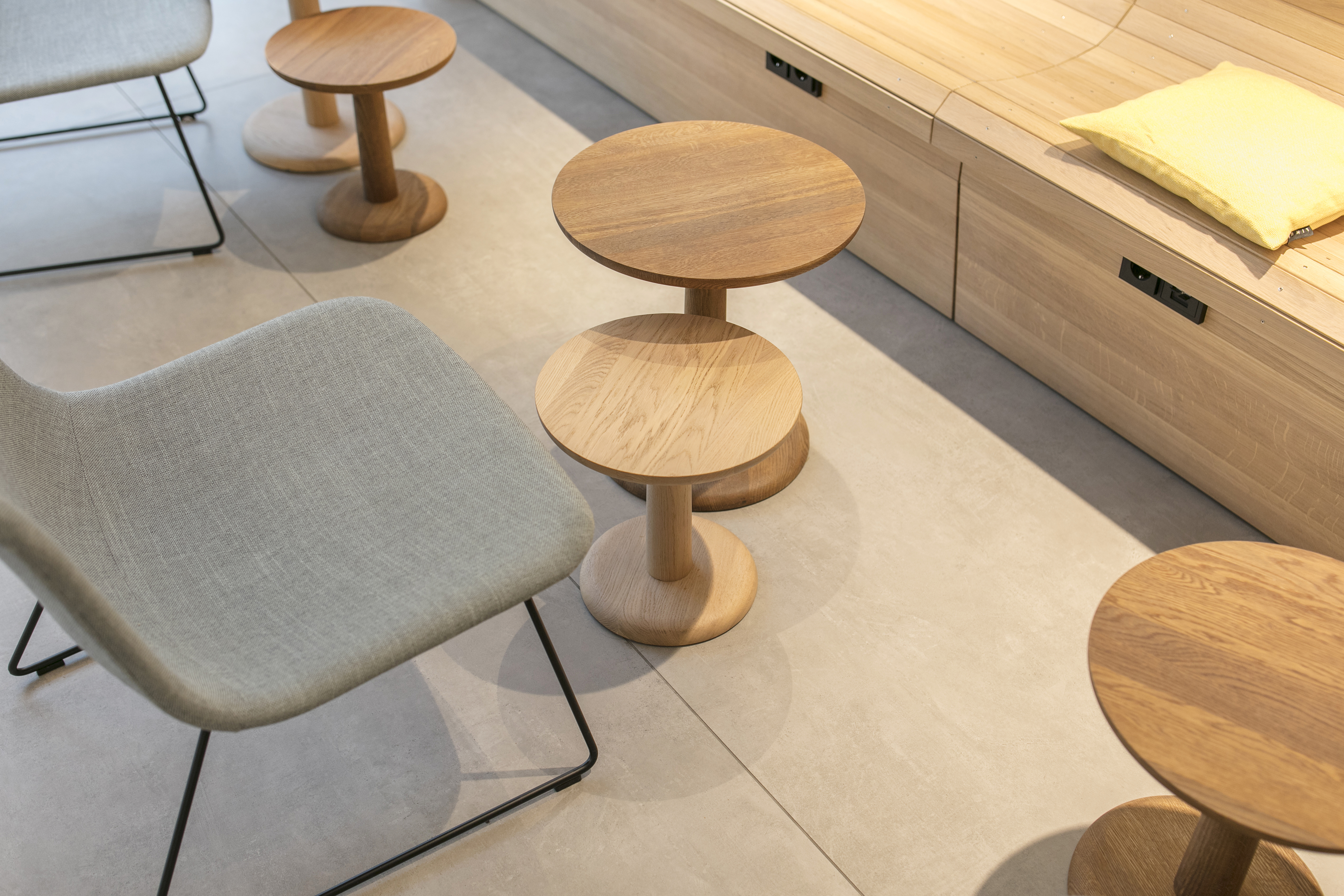 Carreaux de sol clairs grand format en intérieur moderne.