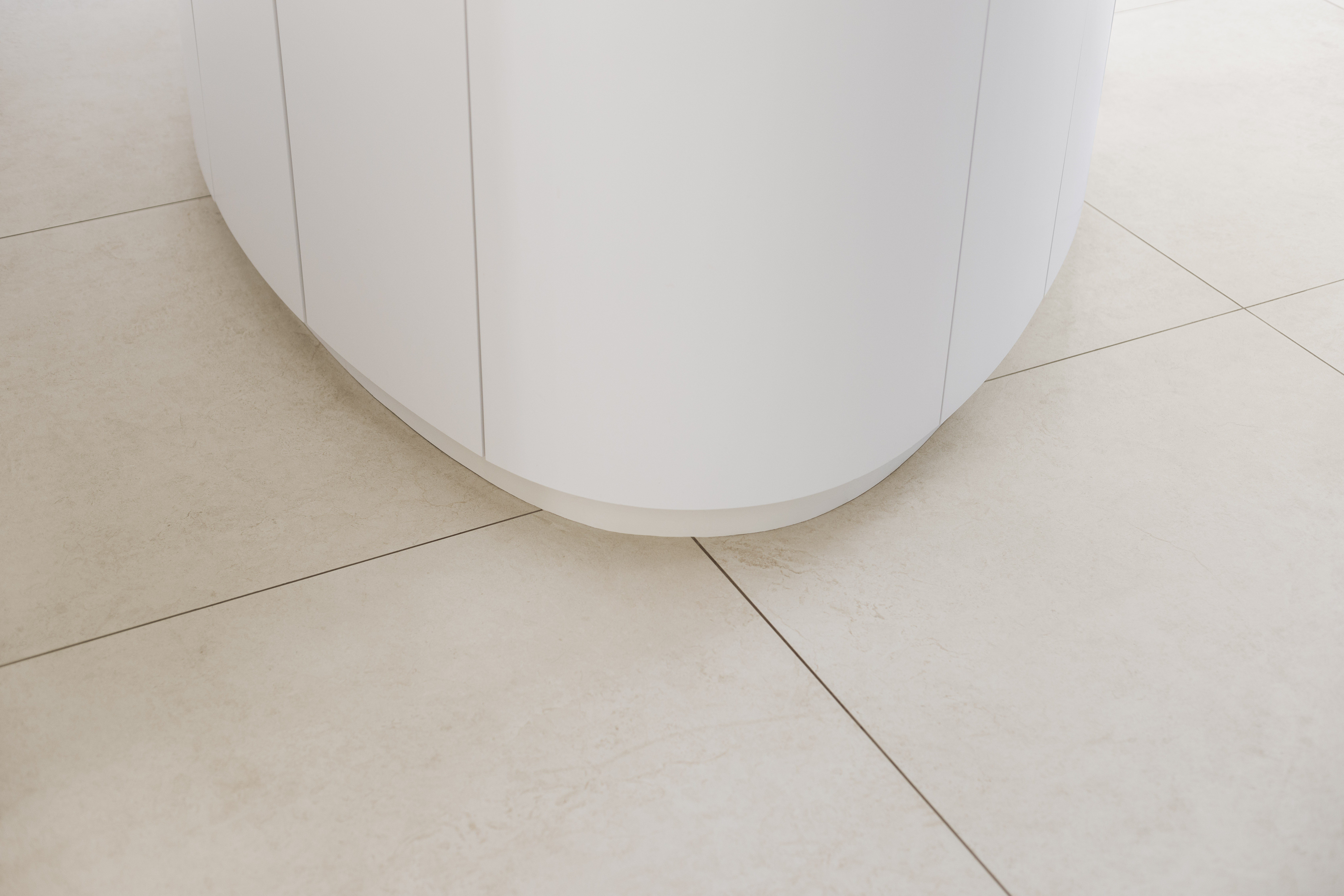 Carreaux clairs grand format avec joints fins et design moderne.