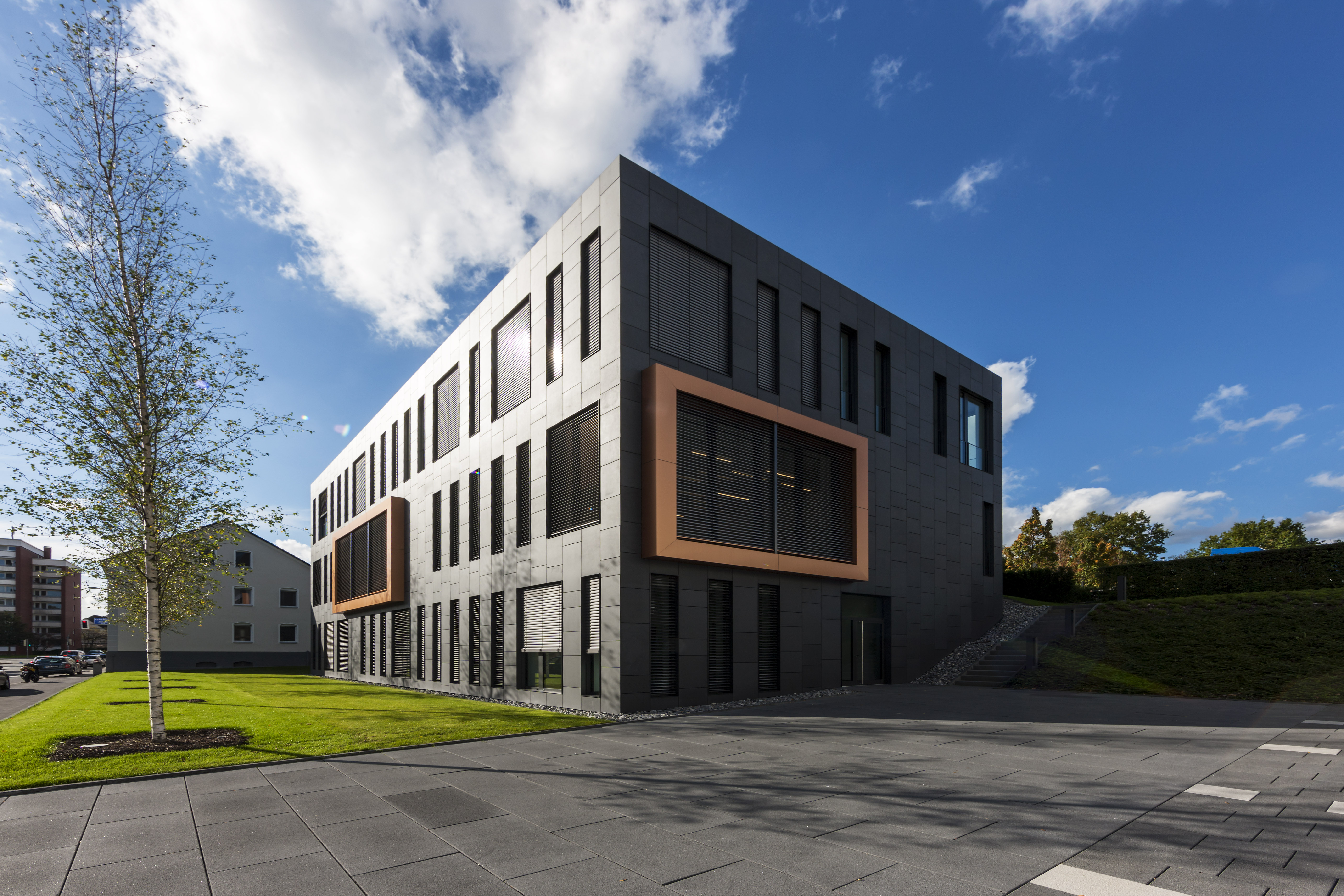 Carreaux d'extérieur grand format Porcelaingres devant un bâtiment moderne.