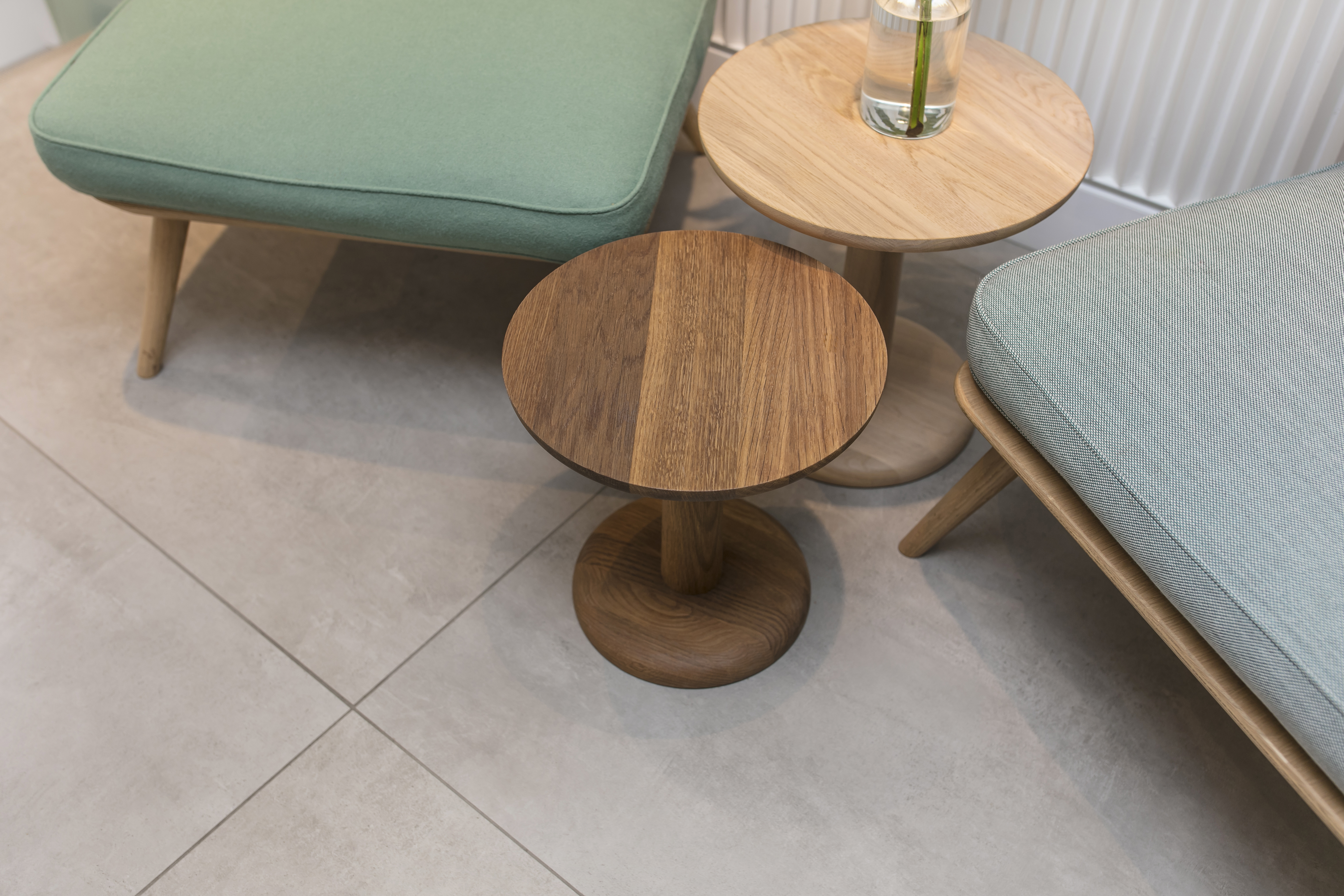 Carreaux de sol gris clair de haute qualité pour pièces à vivre.