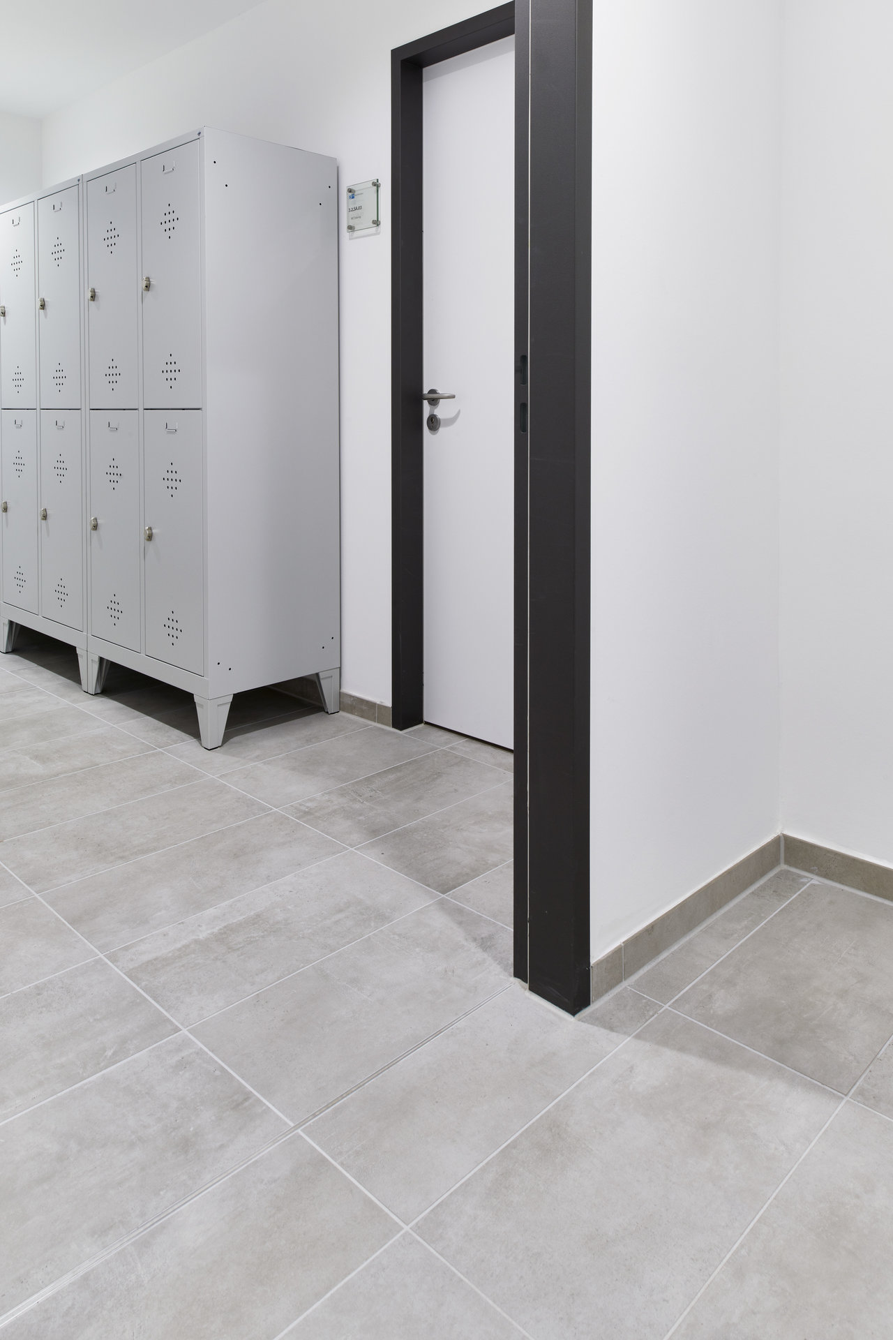 Carreaux de sol gris de haute qualité effet béton pour intérieurs modernes.