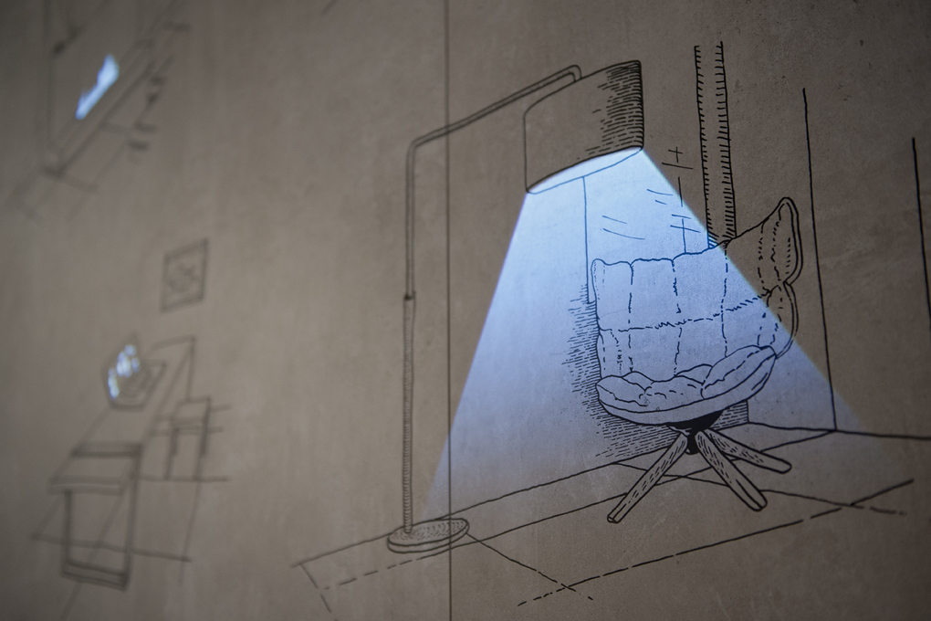 Projection d'un croquis d'intérieur avec lampadaire, fauteuil et lumière bleue.