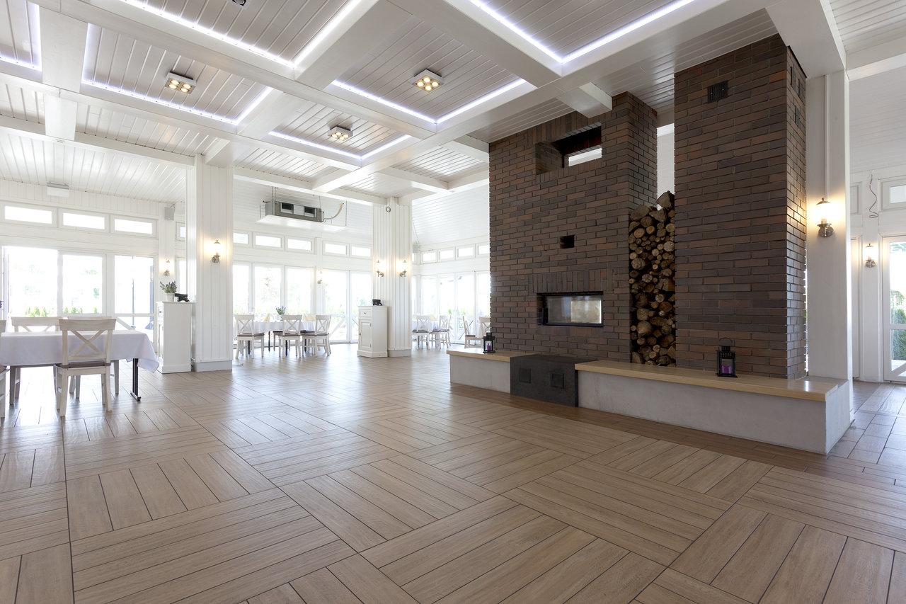 Carrelage clair imitation bois, intérieur moderne avec cheminée.