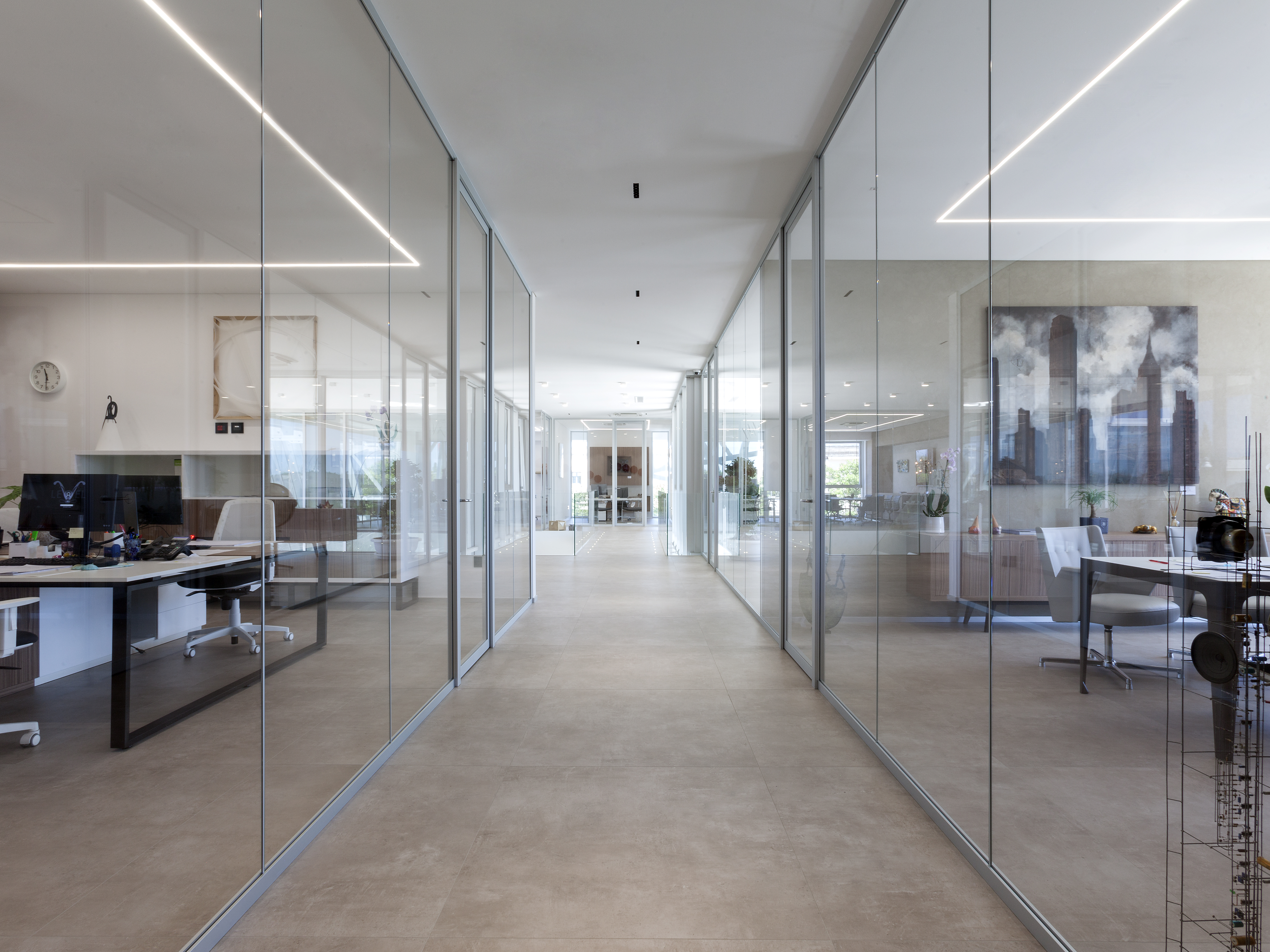 Couloir de bureau contemporain avec carreaux Porcelaingres effet béton.