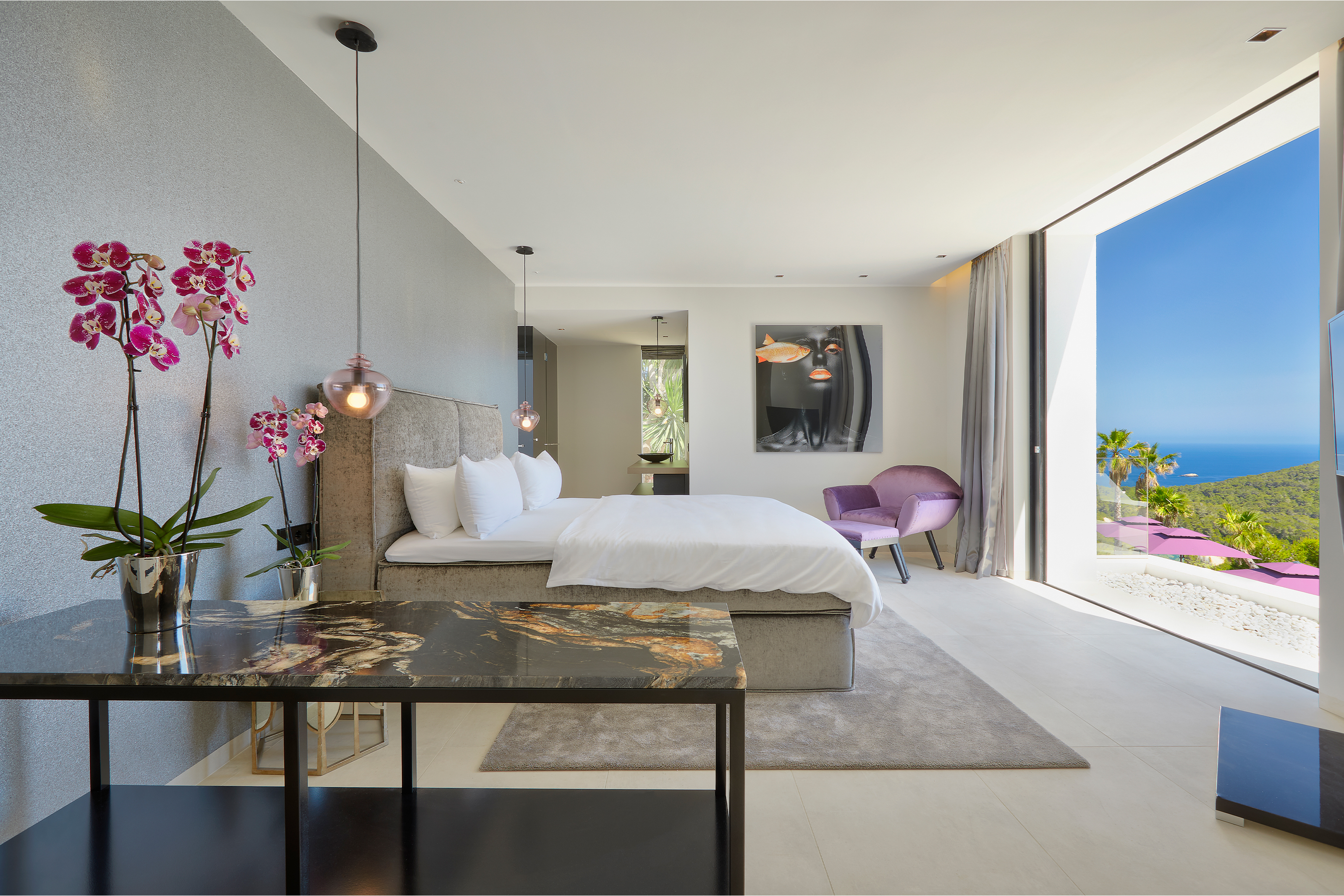Chambre stylée, carreaux haut de gamme et vue mer imprenable.