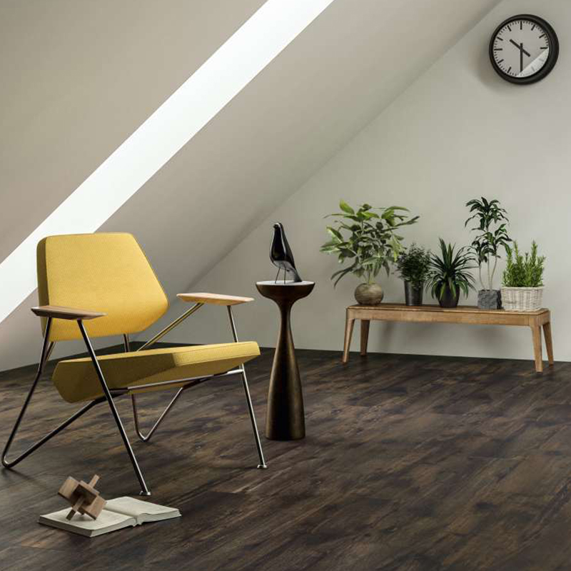 Carreaux d'intérieur effet bois foncé pour une ambiance élégante et moderne.