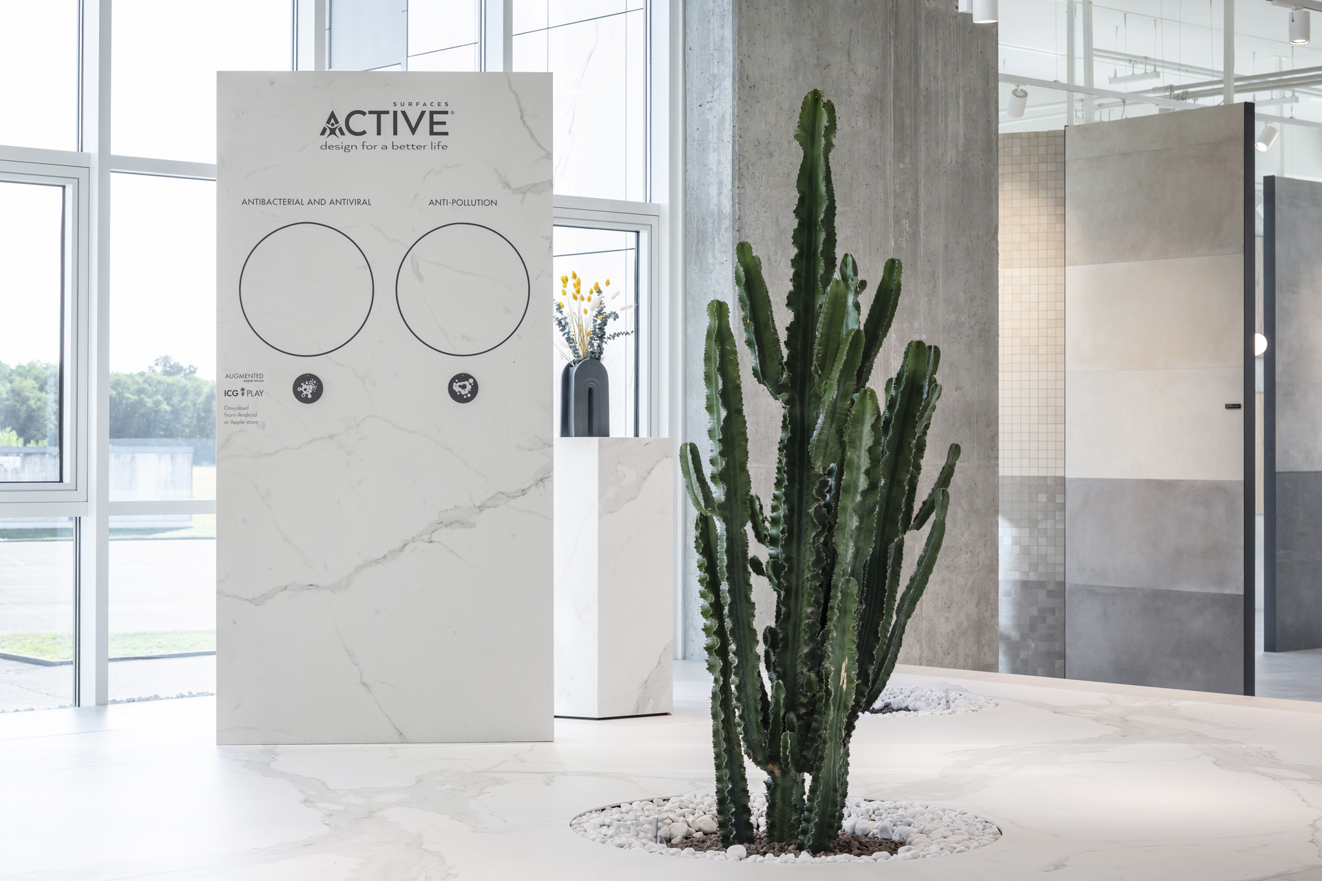 Porcelaingres ACTIVE carreaux effet marbre dans un showroom moderne.