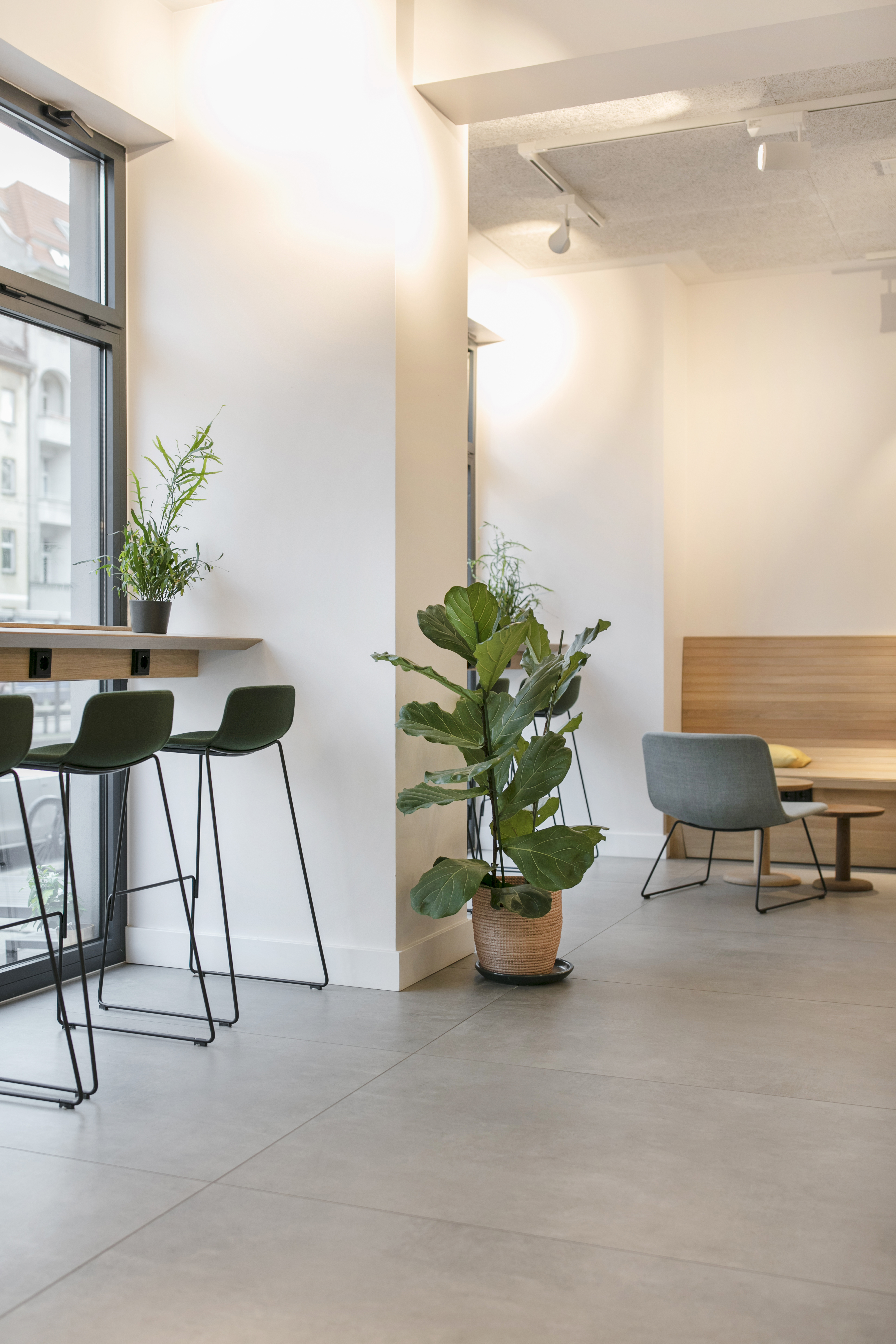 Carreaux de sol clairs, grand format, aspect béton, pour un intérieur moderne.