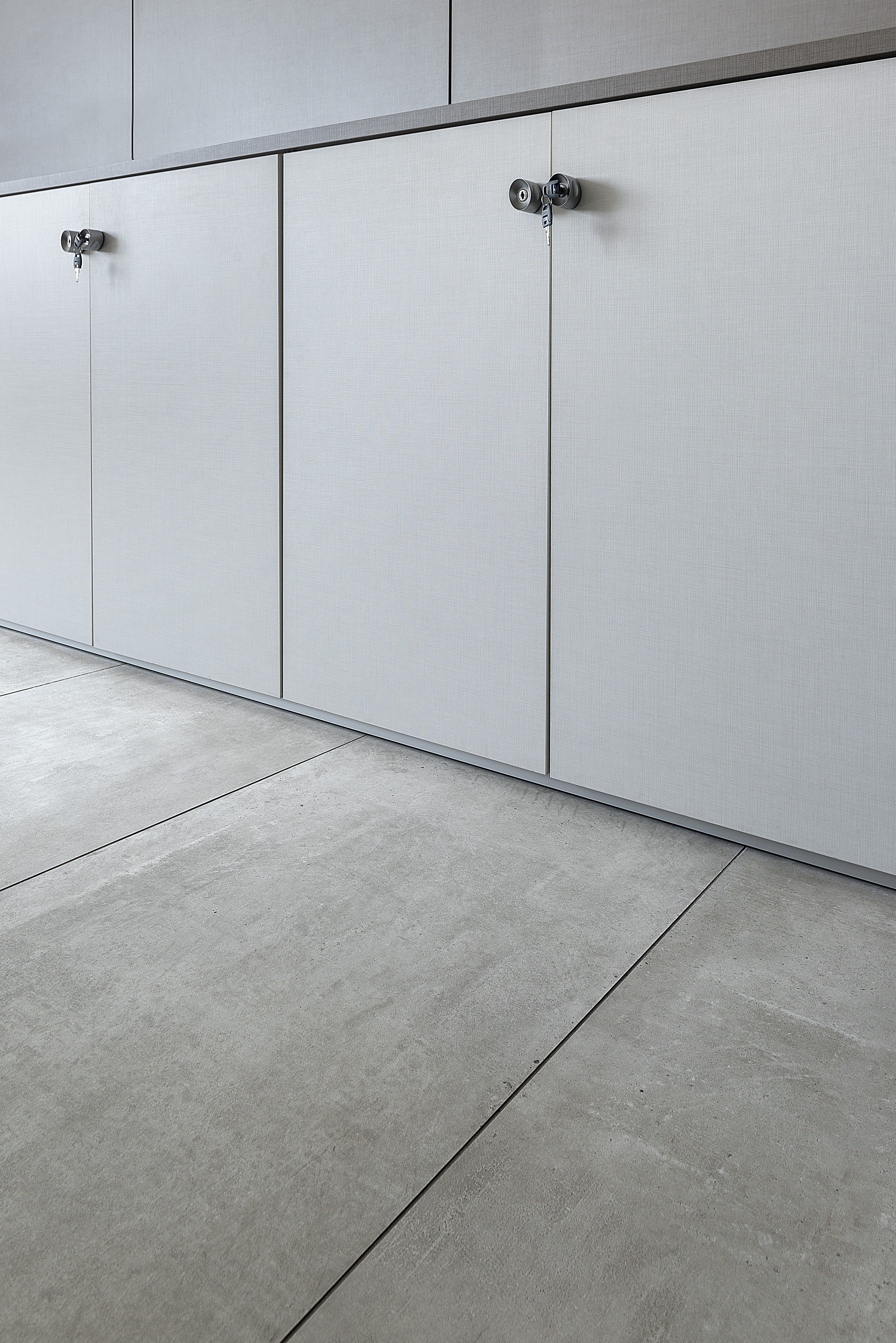 Carreaux gris grand format effet béton pour intérieurs modernes.