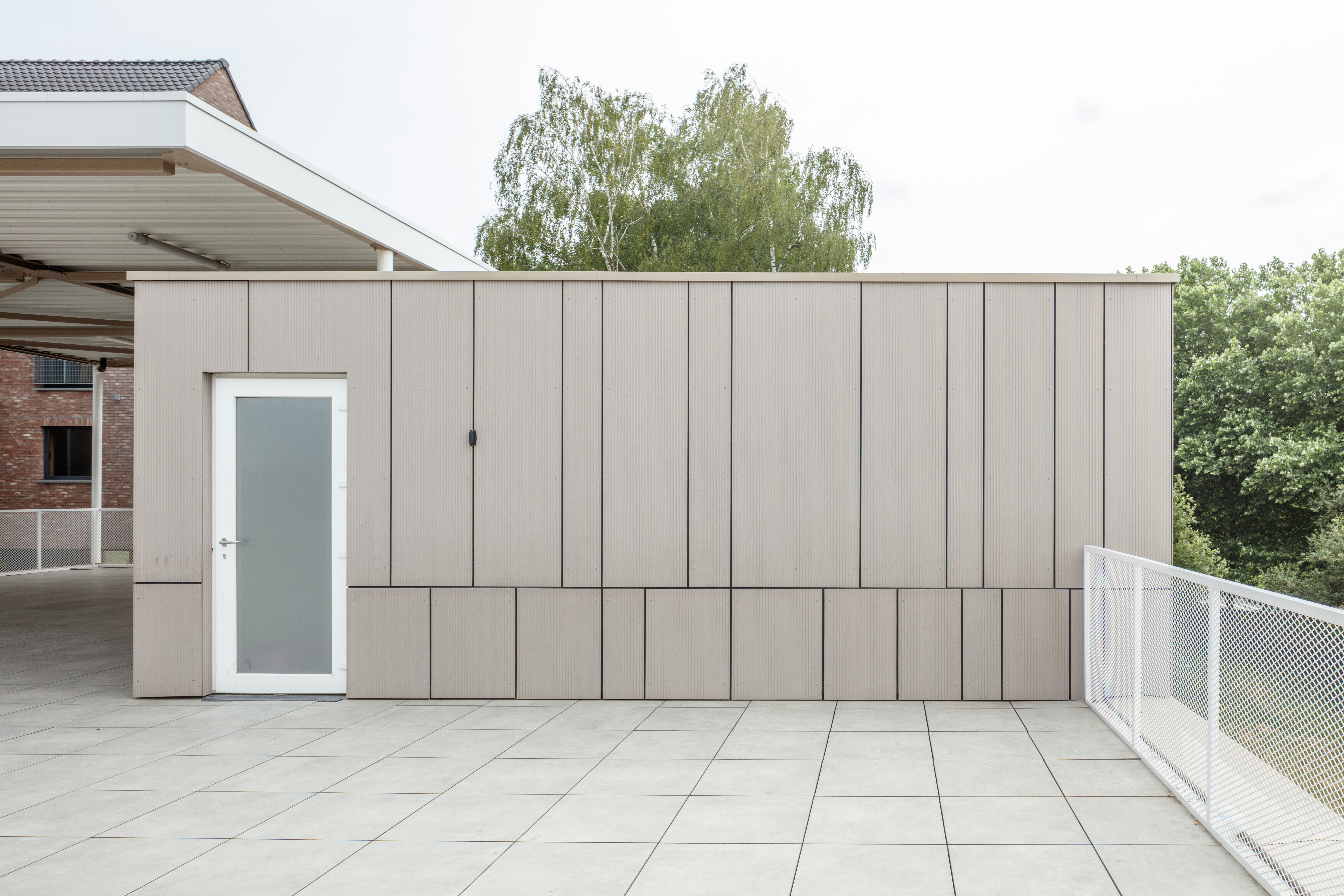 Grandes dalles d'extérieur gris clair sur une terrasse moderne.