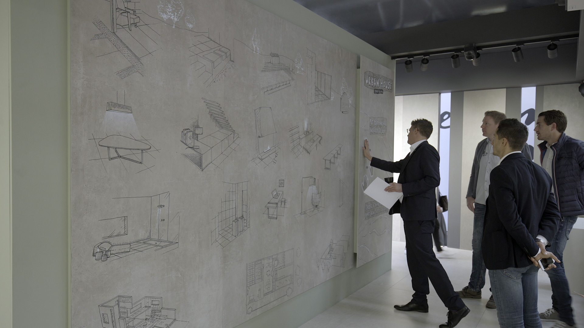 Conseils en aménagement d'espace : Des hommes examinent des croquis pour projets de carrelage haut de gamme.