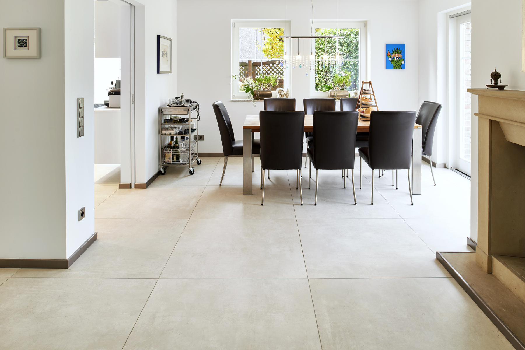 Carreaux de grès cérame modernes et lumineux pour salon et salle à manger.