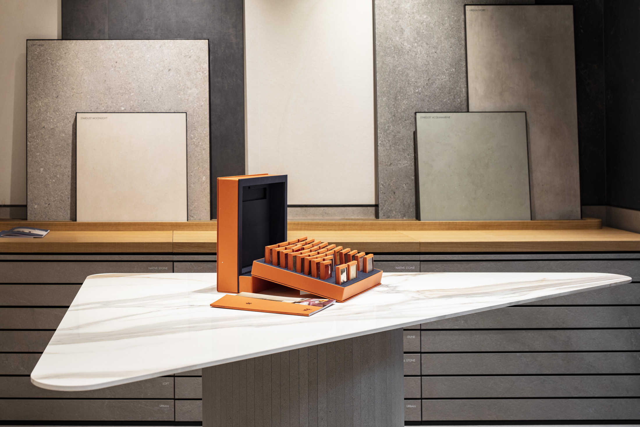 Carreaux exclusifs Porcelaingres et Schöner Wohnen : Boîte d'échantillons et échantillons grand format.