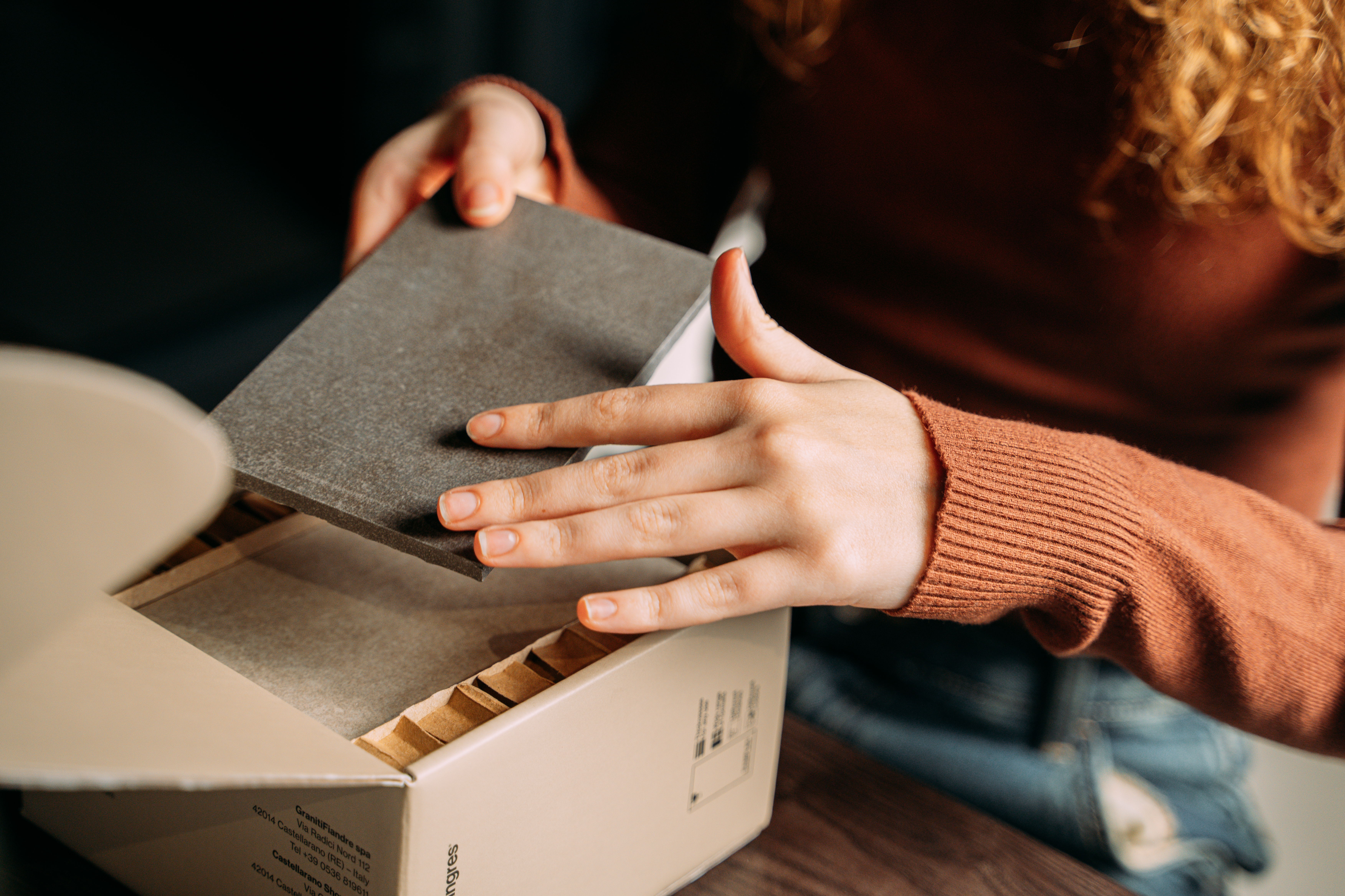 Ouverture d'un coffret d'échantillons de carreaux premium.