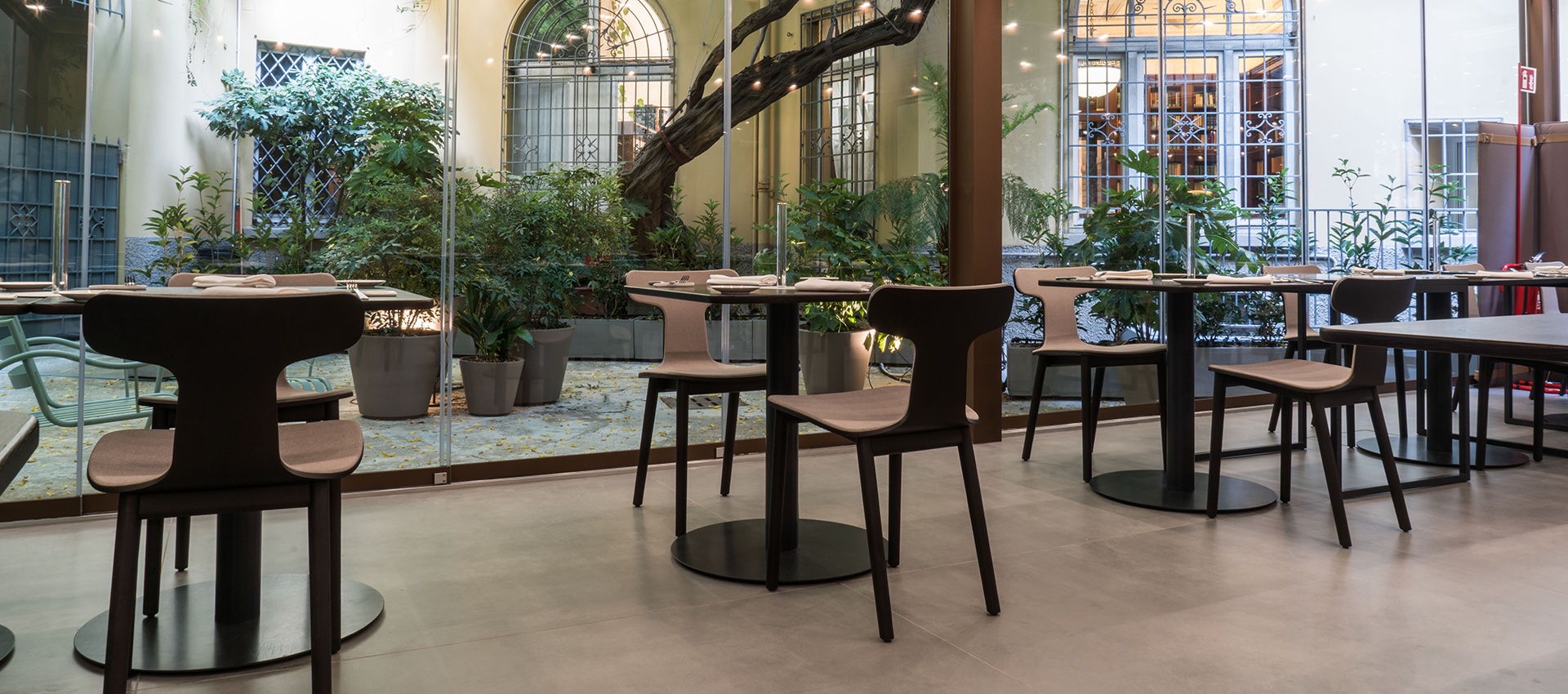 Les carreaux grand format relient élégamment l'intérieur et l'extérieur dans un cadre moderne.