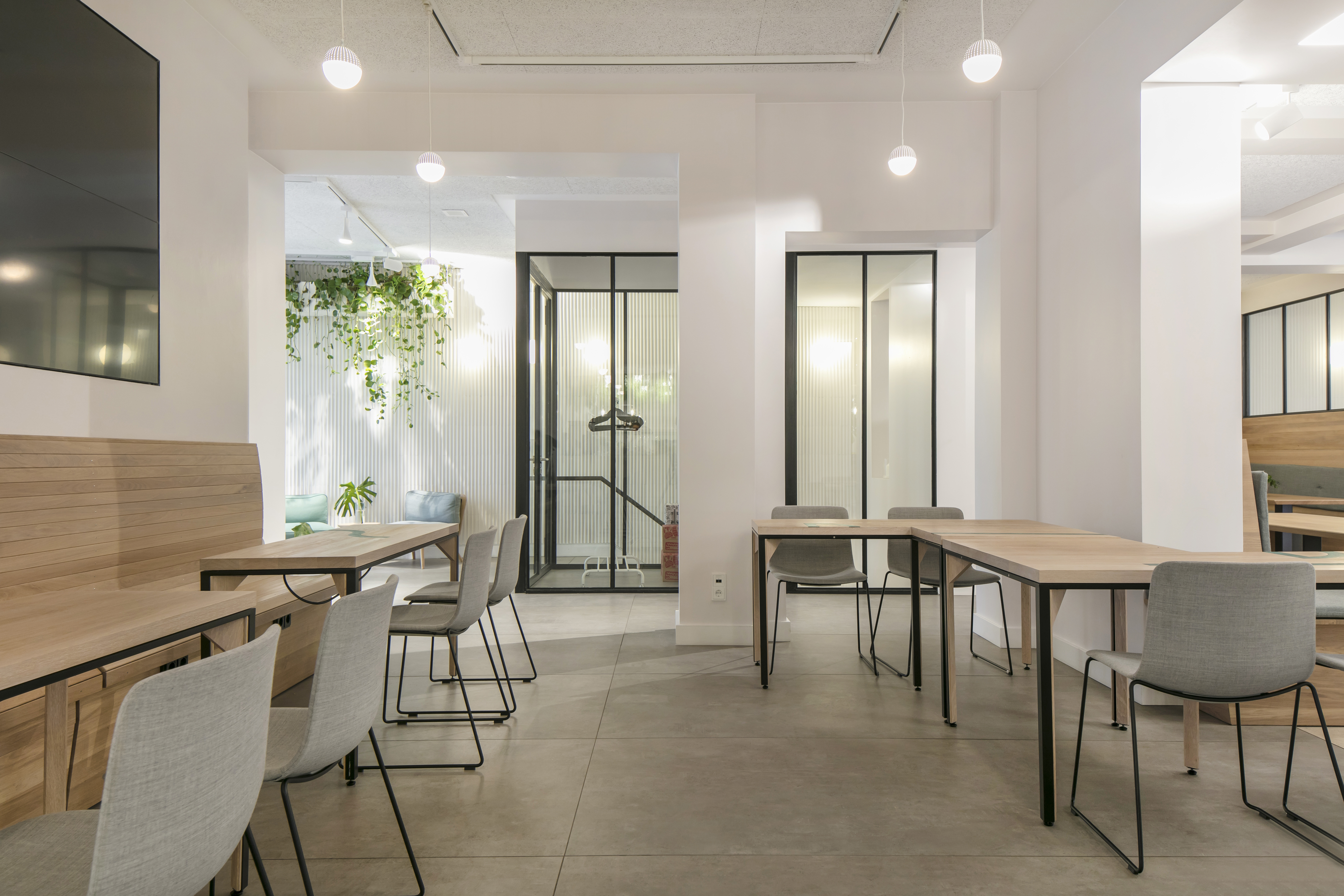 Intérieur lumineux et moderne avec carrelage gris et éléments en bois.