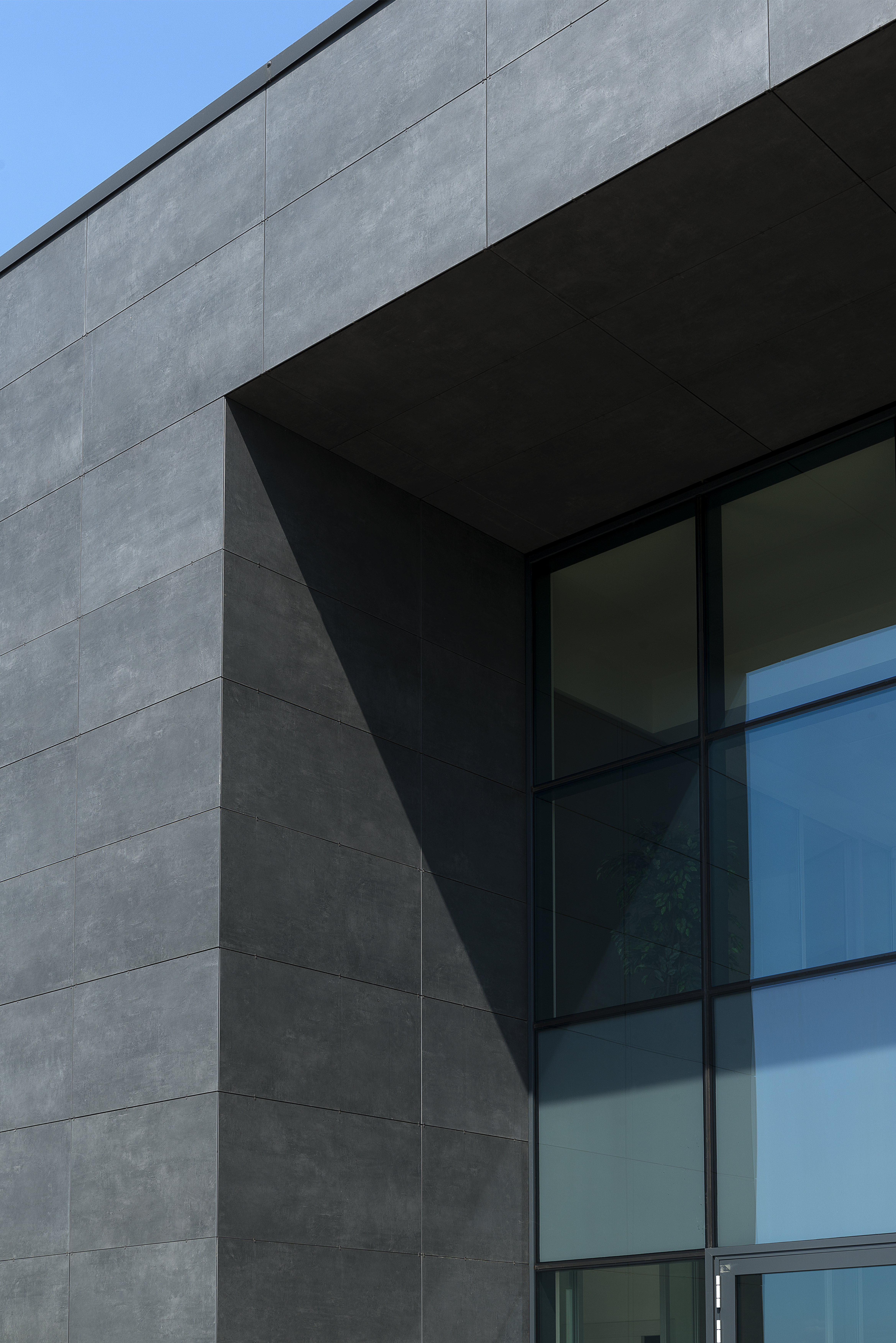 Carreaux de porcelaine anthracite sur une façade contemporaine.