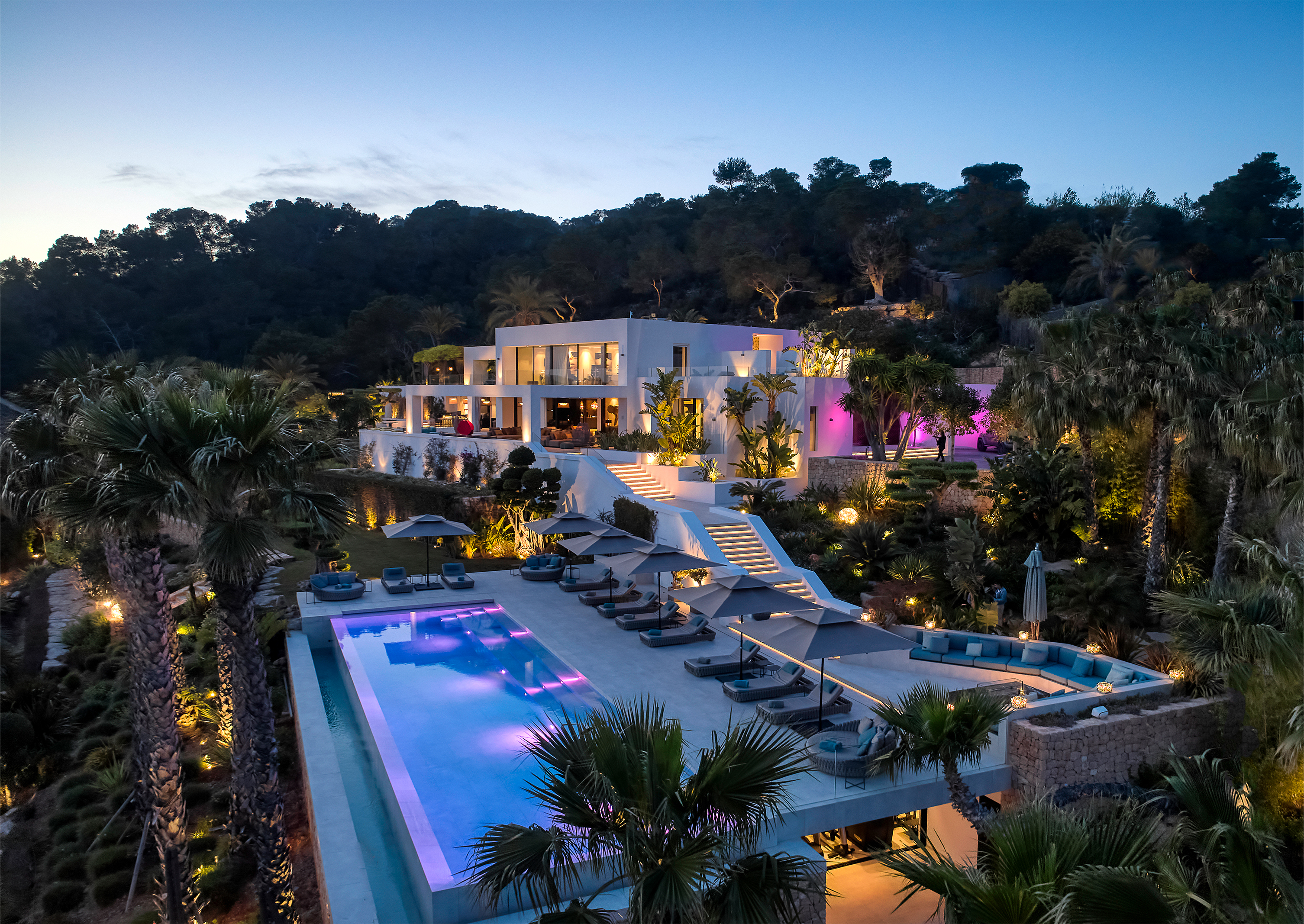 Magnifique espace piscine et terrasse de villa de luxe avec carreaux extérieurs haut de gamme.