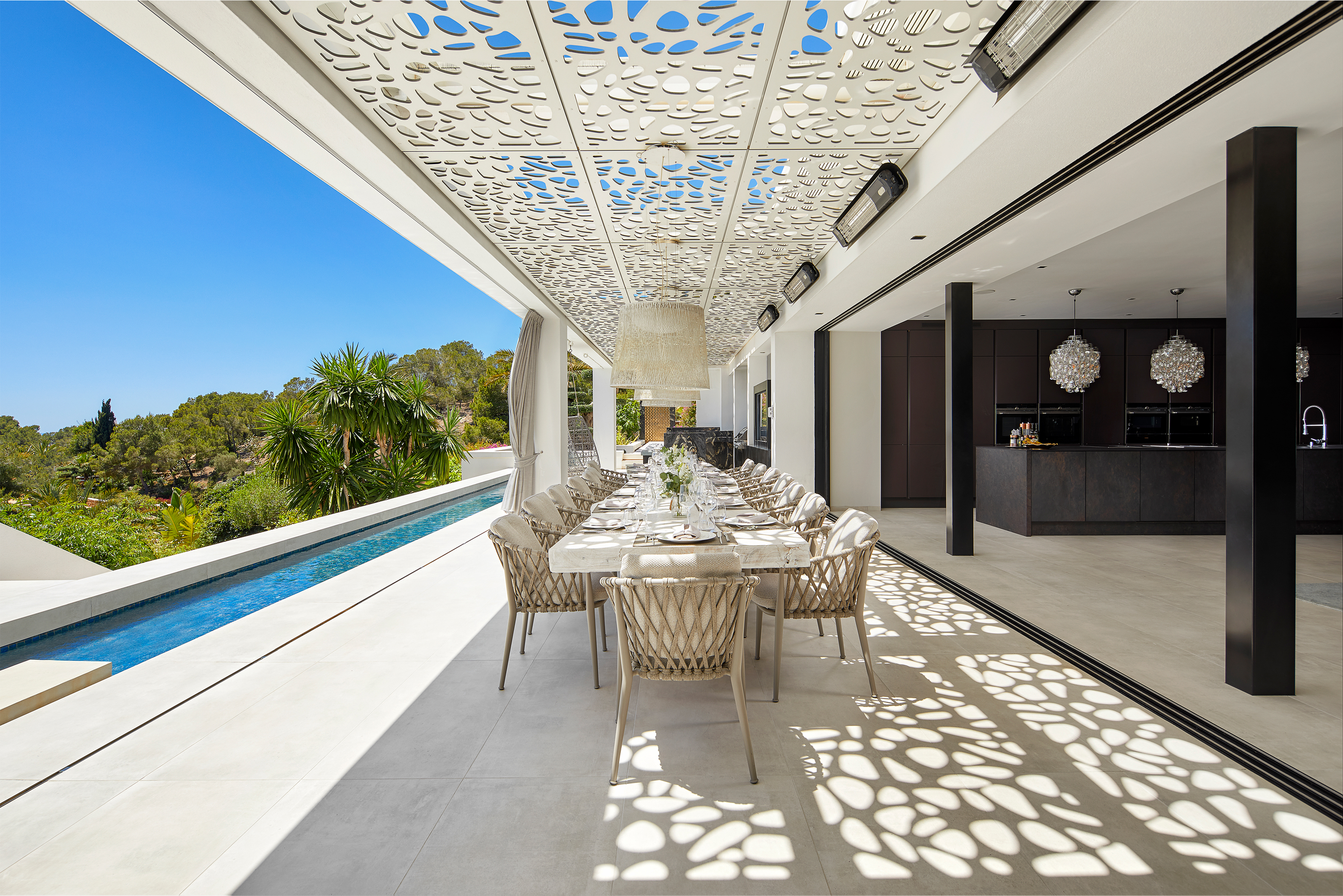 Carreaux de haute qualité relient l'intérieur et l'extérieur luxueux avec piscine et coin repas.