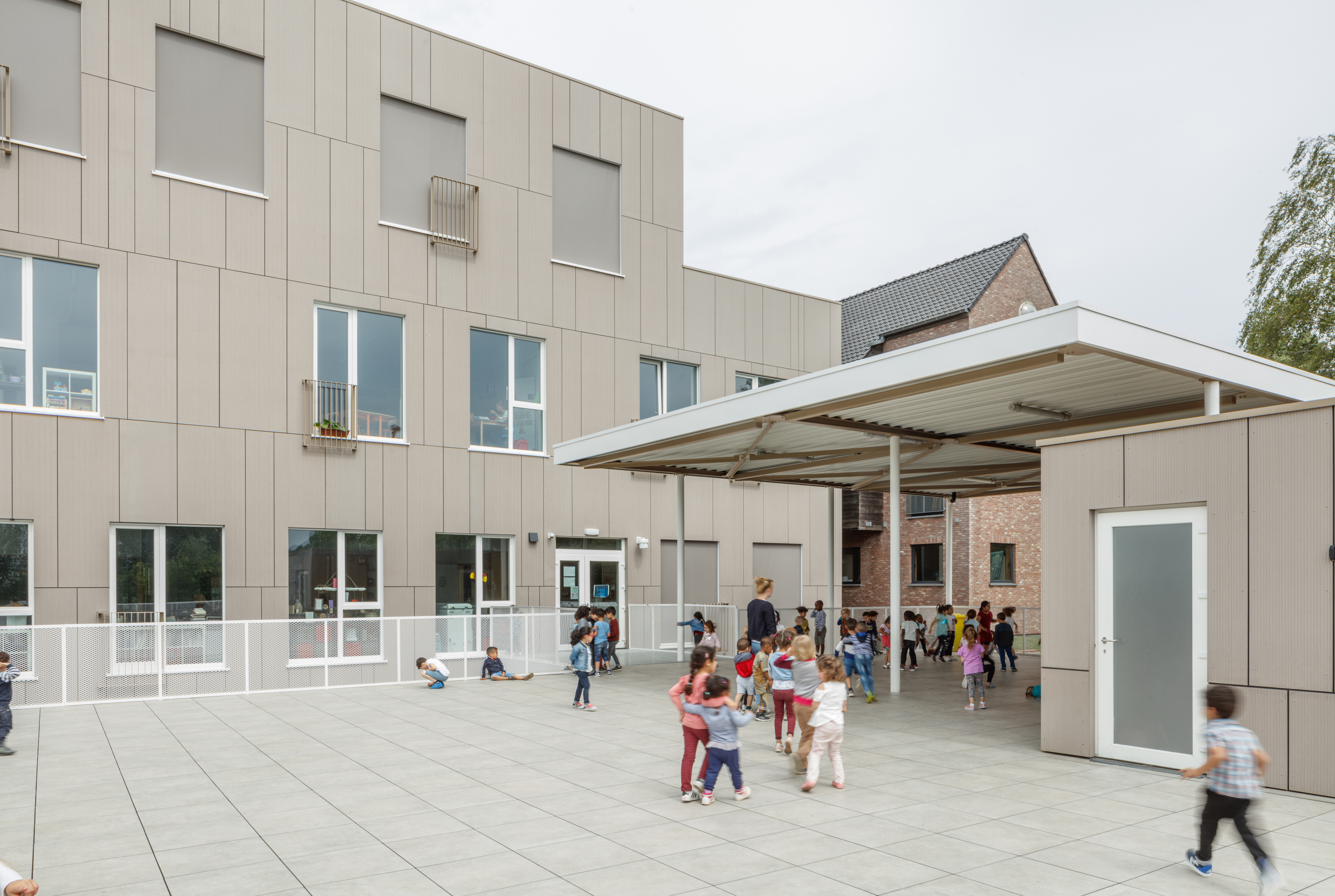 Cour d'école avec des carreaux extérieurs résistants pour le jeu sécurisé des enfants.