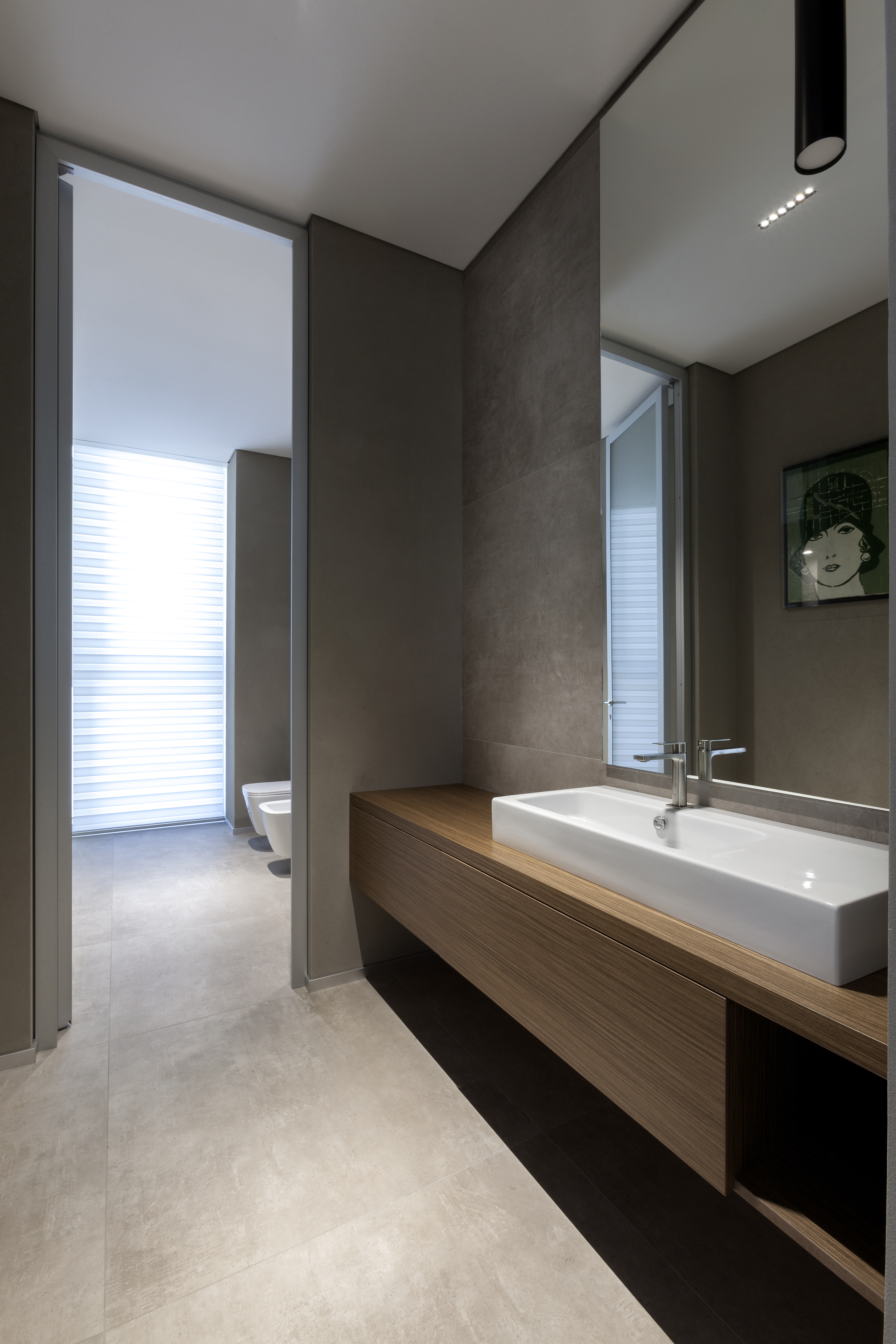 Salle de bain intemporelle avec carrelage grès cérame gris sol et mur.