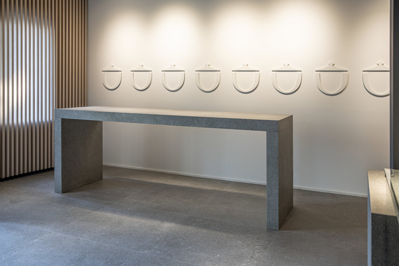 Showroom de carrelage moderne avec carrelage de sol gris et décoration minimaliste.