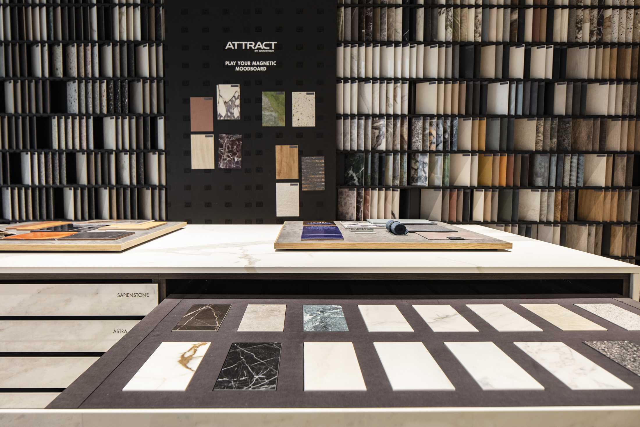 Divers motifs de carreaux Porcelaingres et Schöner Wohnen en exposition.