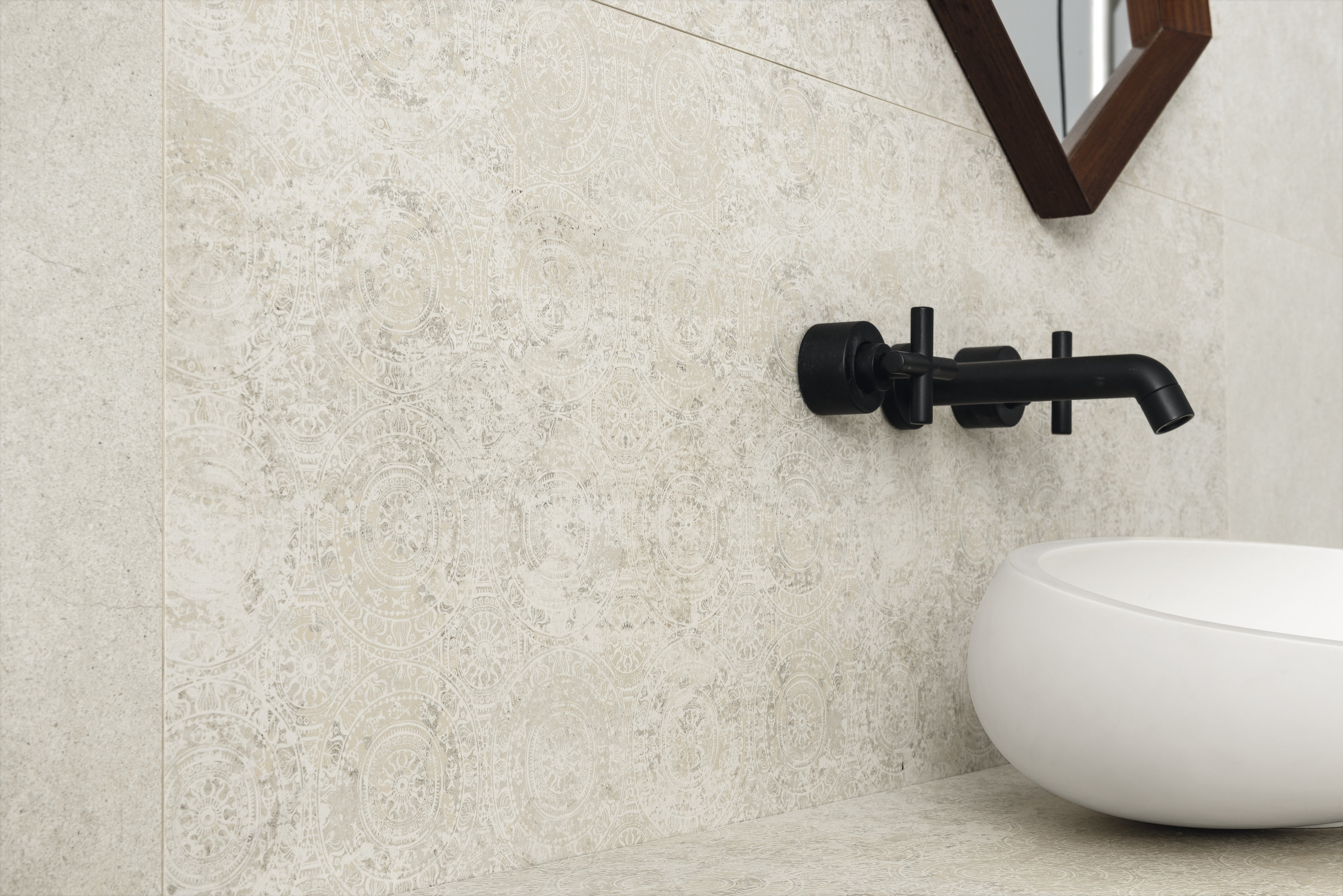 Moderne Fliesen in heller Natursteinoptik für Bad und Wohnbereich.