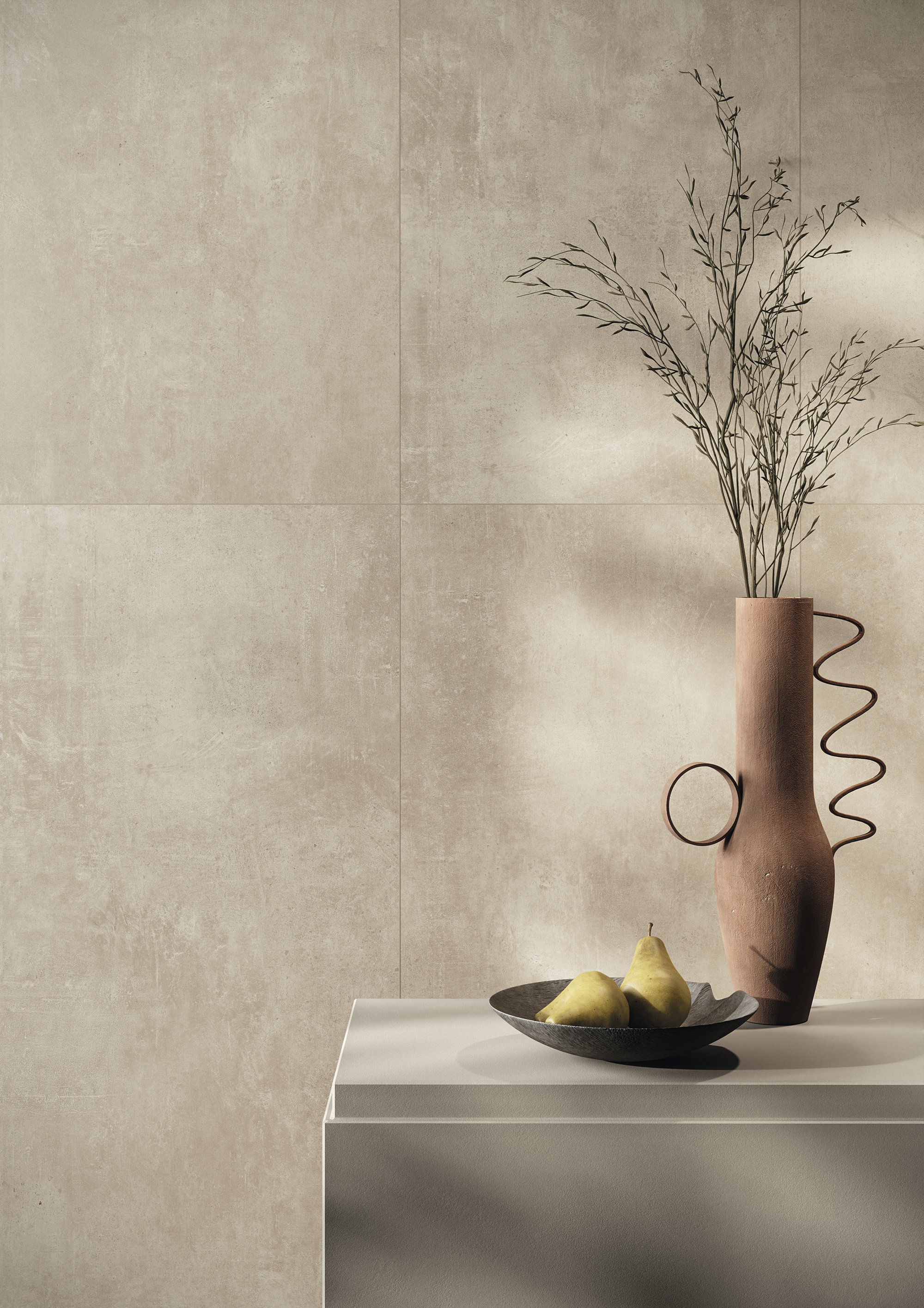 Großformatige Wandfliesen in hellem Beige mit dezenter Betonoptik, elegant dekoriert.
