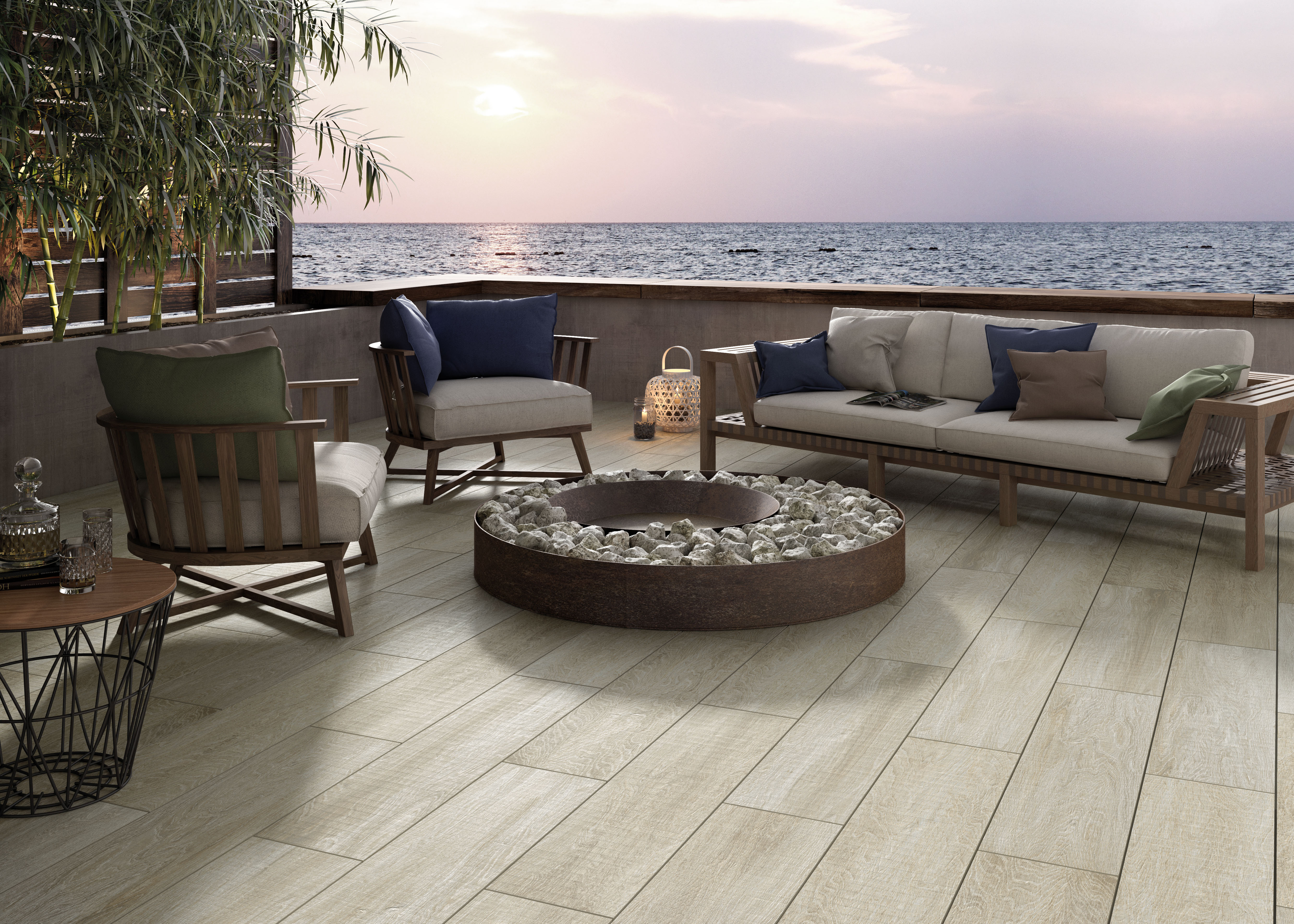 Exklusive Outdoor-Fliesen in Holzoptik auf einer Terrasse mit Meerblick.